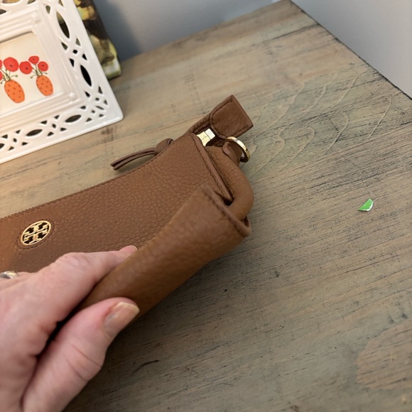 Tory Burch Tan Robinson Pebbled Leather Clutch Bag - Picture 9 of 12